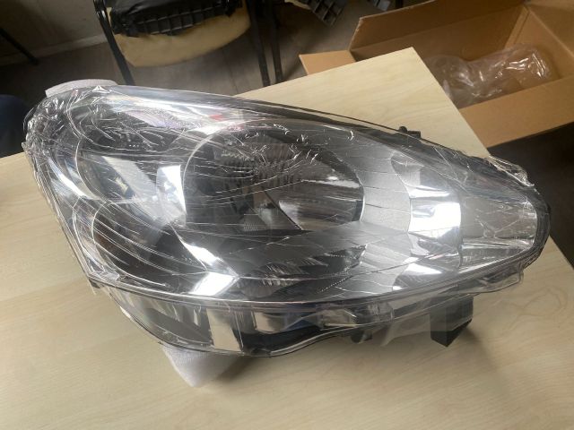Peugeot partner tepe 2012 model sağ ön far sıfır yeni yan sanayi